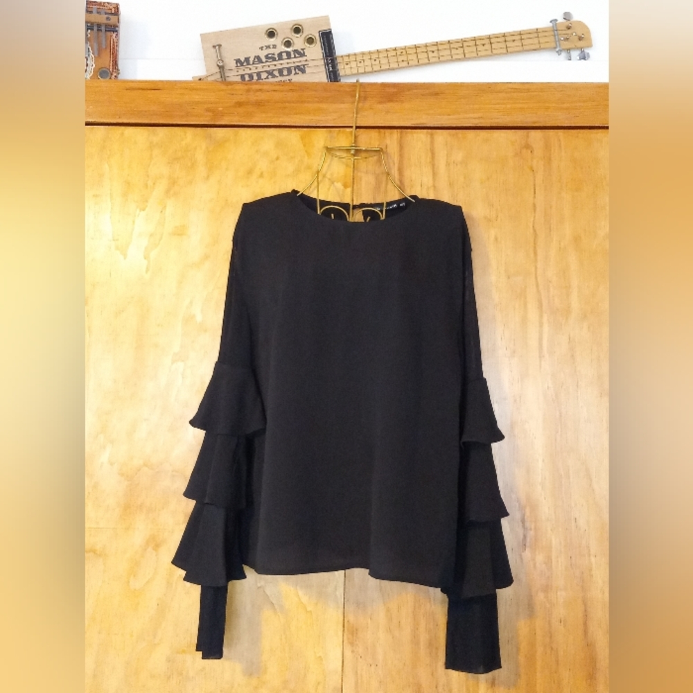 NWOT Tiered Sleeve Shirt M/8